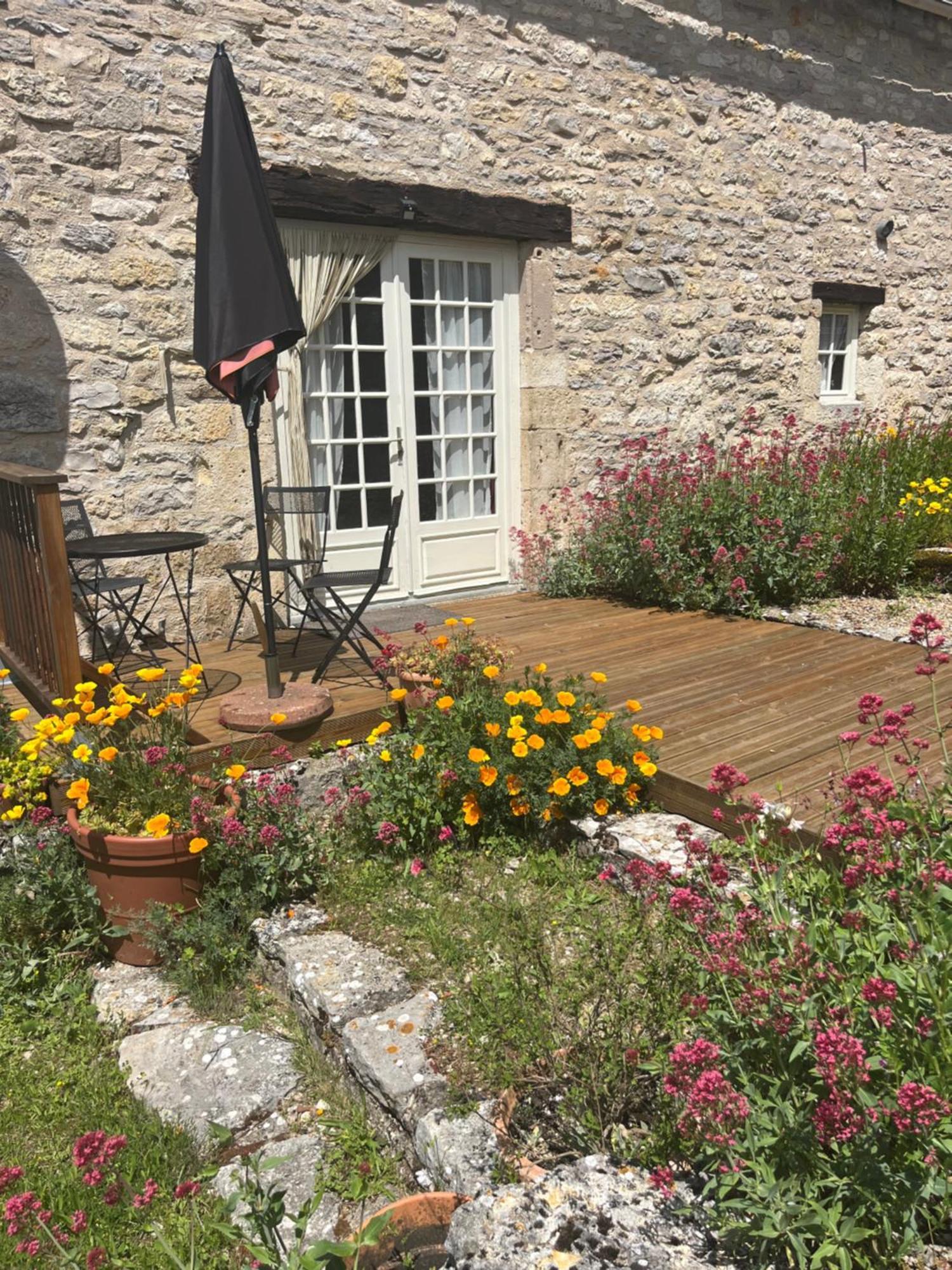 Les Gites Perard Caylus Exterior photo